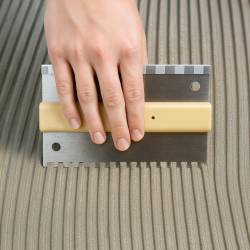 Double peigne U6/U9 polyvalent pour une répartition homogène de la colle et une adhérence optimale, au mur comme au sol.