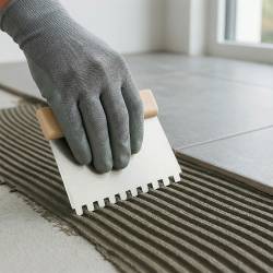 Pour appliquer la colle à carrelage en poudre ou en pâte, au sol comme au mur de façon homogène et précise