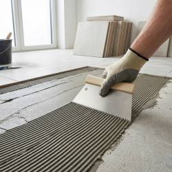 Pour appliquer la colle en pâte ou en poudre sur les carreaux petits formats comme la mosaïque, sol souple et le parquet.