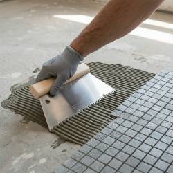 Peigne à colle V6 robuste et précis pour une répartition homogène de la colle et une adhérence optimale, au mur comme au sol.