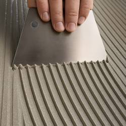 Peigne B11 spécial parquet pour une application homogène de la colle et une adhérence optimale, sans excès de matière.